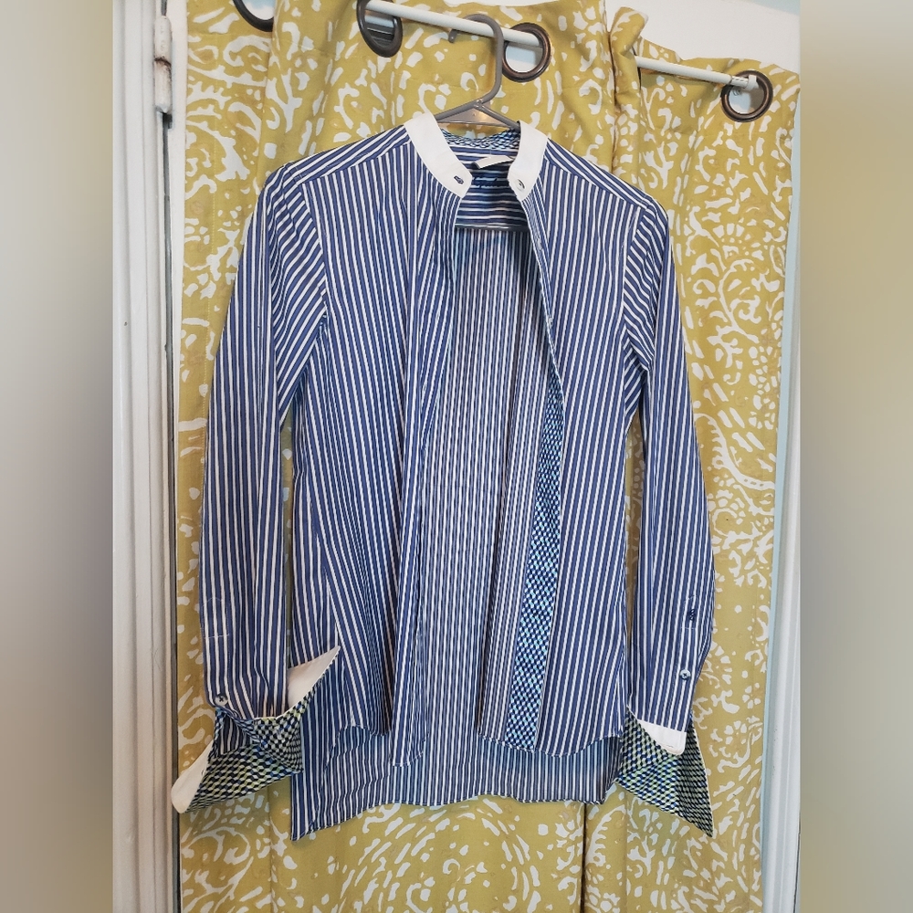 Brand new, never been worn Robert Graham women's button-down shirt size small.